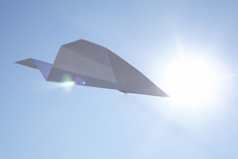 ギネス世界一 よく飛ぶ紙飛行機の作り方や折り方のコツ こそつば あなたの子育てにつばさを